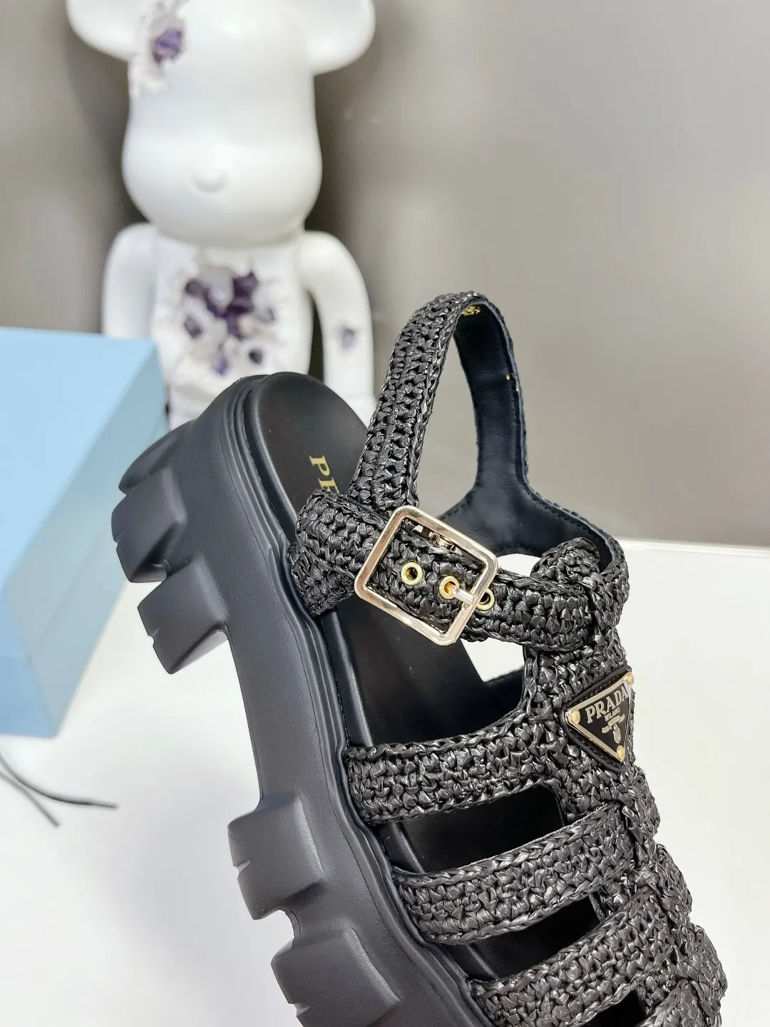 👟👟Ex-factory price 640👟👟 Straw 2023 exclusive version super hot🎊🎊🎊hot prada Prada cage shoes sawtooth Roman braided thick-soled rubber sandals retro fashionable and avant-garde gear teeth 55mm Thick-soled soles, the upper perfectly restores the original craftsmanship, and is made of purely hand-woven uppers. The cost is extremely high, making the whole pair of shoes light and comfortable, full of holiday feel, and bright colors 💐💐💐💐 to satisfy a variety of choices for fashionable people with different styles! The iconic metal triangle logo is paired with the shape of ancient beach sandals. Every design element is fashionable! Code number 35-40